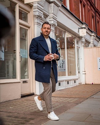 Какие низкие кеды носить с синим длинным пальто