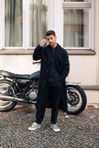 Какие низкие кеды носить с синим длинным пальто