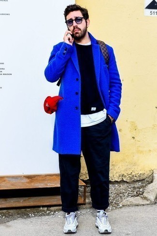 Как носить синее длинное пальто с темно-синими брюками чинос