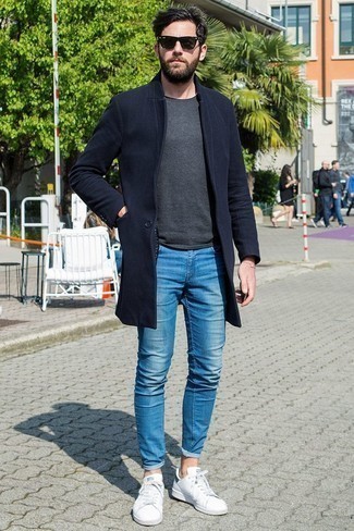 Какие зауженные джинсы носить с синим длинным пальто