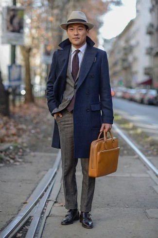 Какие костюмы носить с синим длинным пальто