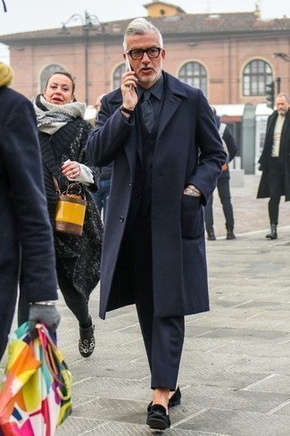 Какие костюмы носить с синим длинным пальто