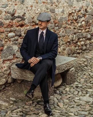 Какие костюмы носить с синим длинным пальто