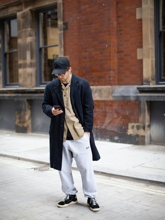 Какие спортивные штаны носить с синим длинным пальто