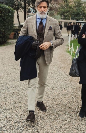 Какие жилеты носить с синим длинным пальто