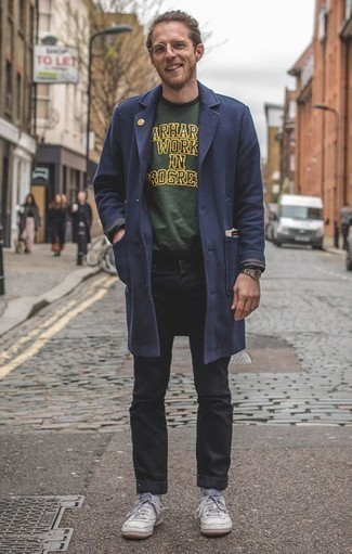 Как носить синее длинное пальто с белыми кожаными низкими кедами