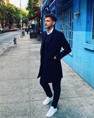 Как носить синее длинное пальто с белыми кожаными низкими кедами