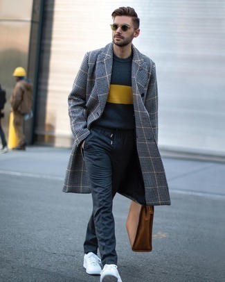 Как носить синее длинное пальто с белыми кожаными низкими кедами