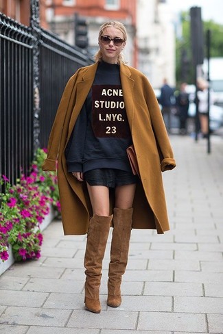 Какое пальто носить с синим свободным свитером