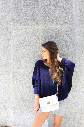 С чем носить синий свободный свитер