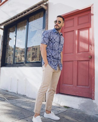 С чем носить синюю рубашку с "огурцами" мужчине