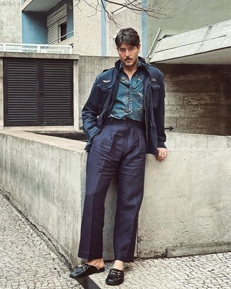 С чем носить синюю рубашку с "огурцами" мужчине