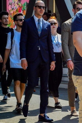 С чем носить синий галстук с "огурцами" мужчине