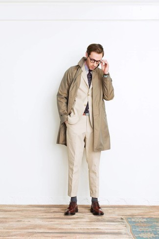 С чем носить синий галстук с "огурцами" мужчине