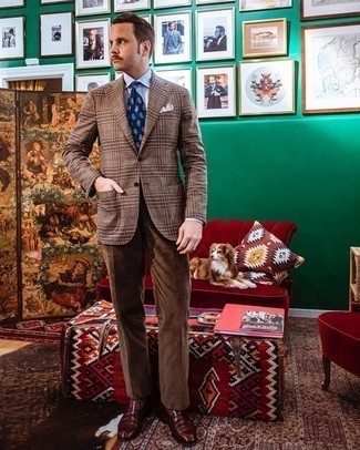 С чем носить синий галстук с "огурцами" мужчине