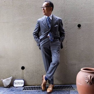 С чем носить синий галстук с "огурцами" мужчине