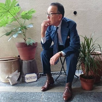 С чем носить синий галстук с "огурцами" мужчине