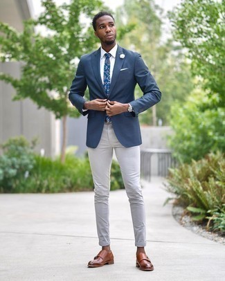 С чем носить синий галстук с "огурцами" мужчине