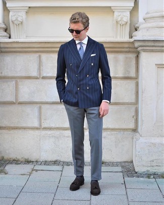 С чем носить синий галстук с "огурцами" мужчине