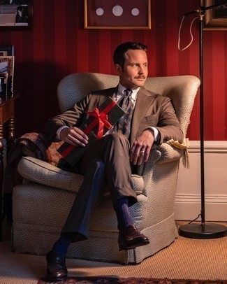 С чем носить синий галстук с "огурцами" мужчине