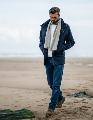 Какие джинсы носить с синей паркой мужчине