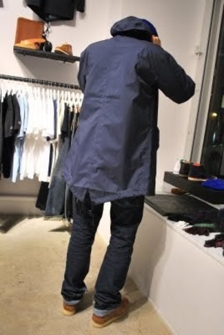 Какие джинсы носить с синей паркой мужчине