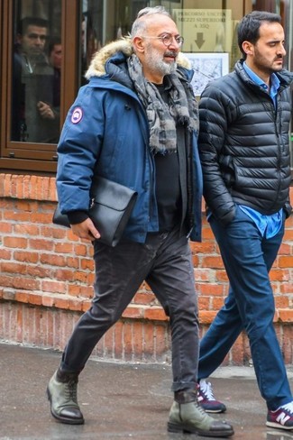 Какие джинсы носить с синей паркой мужчине