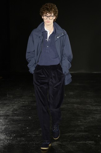 Какие низкие кеды носить с синей паркой мужчине