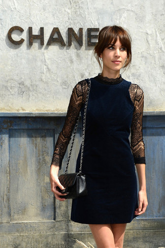 С чем носить синее коктейльное платье