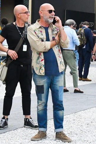 С чем носить синие джинсы в стиле пэчворк мужчине