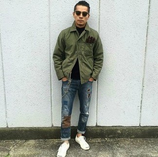 С чем носить синие джинсы в стиле пэчворк мужчине