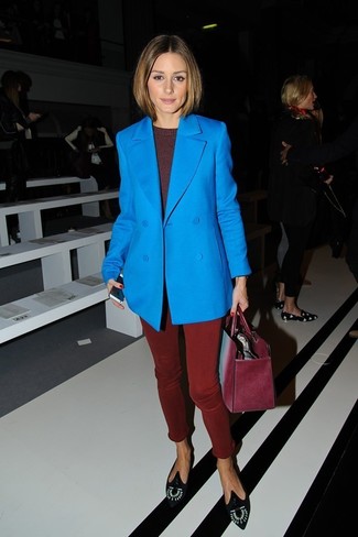 Какие свитера с круглым вырезом носить с синим полупальто женщине