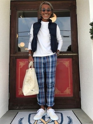 С чем носить синие брюки чинос в шотландскую клетку