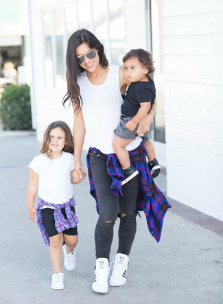 С чем носить синюю классическую рубашку в шотландскую клетку женщине