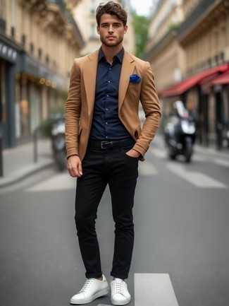 С чем носить синий нагрудный платок