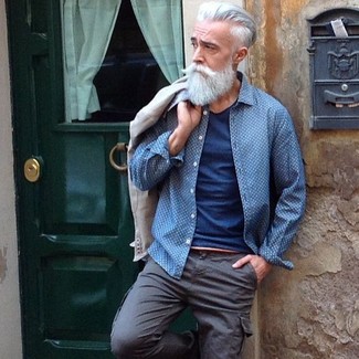 С чем носить синюю джинсовую рубашку в горошек мужчине