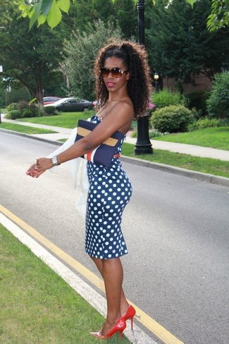 С чем носить синее платье в горошек