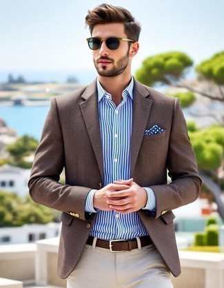 С чем носить синий нагрудный платок в горошек