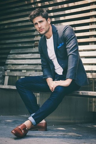 С чем носить синий нагрудный платок в горошек