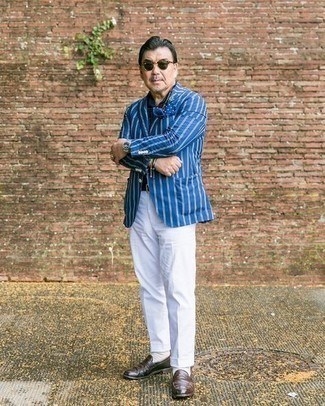 С чем носить синий нагрудный платок в горошек