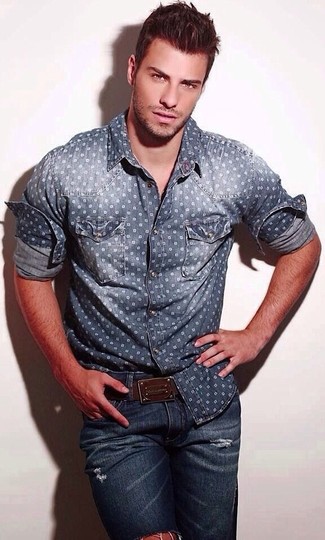 С чем носить синюю рубашку в горошек мужчине