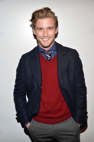 С чем носить синюю рубашку в горошек мужчине