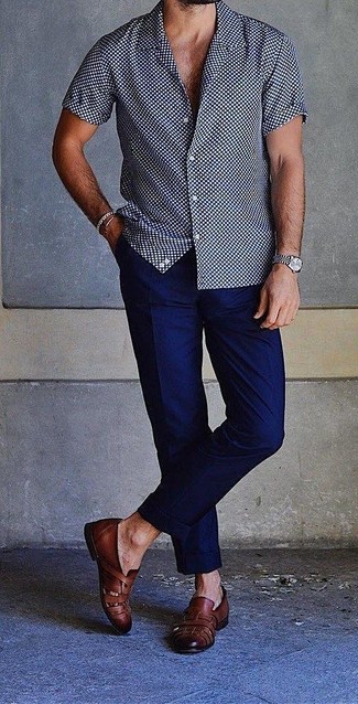 С чем носить синюю рубашку в горошек мужчине