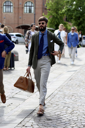 С чем носить синюю рубашку в горошек мужчине