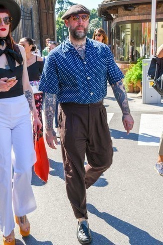 С чем носить синюю рубашку в горошек мужчине