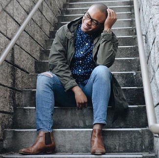 С чем носить синюю рубашку в горошек мужчине