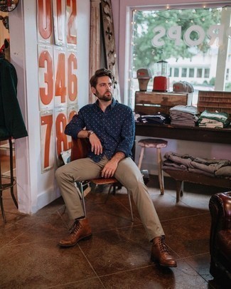 С чем носить синюю рубашку в горошек мужчине