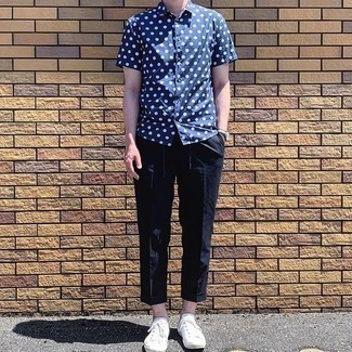 С чем носить синюю рубашку в горошек мужчине