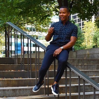 С чем носить синюю рубашку в горошек мужчине