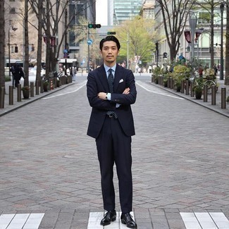 С чем носить синий галстук в горошек мужчине